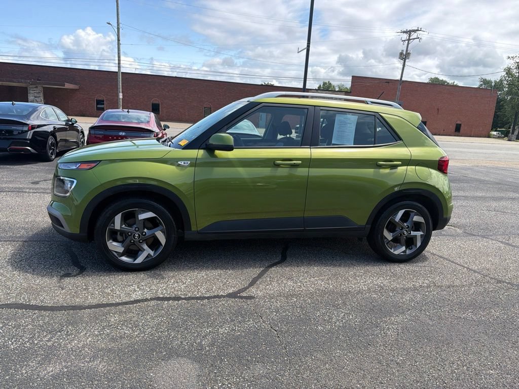 Certified 2024 Hyundai Venue SEL FWD image 4