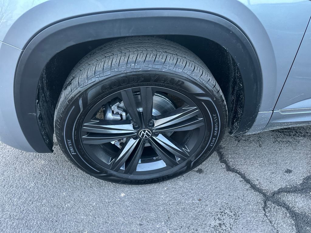 Used 2022 Volkswagen Atlas Cross Sport SEL R-Line image 2