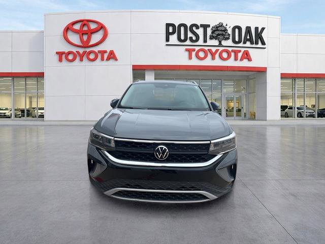 Used 2024 Volkswagen Taos SE w/ Panoramic Sunroof Package AWD/4WD image 9