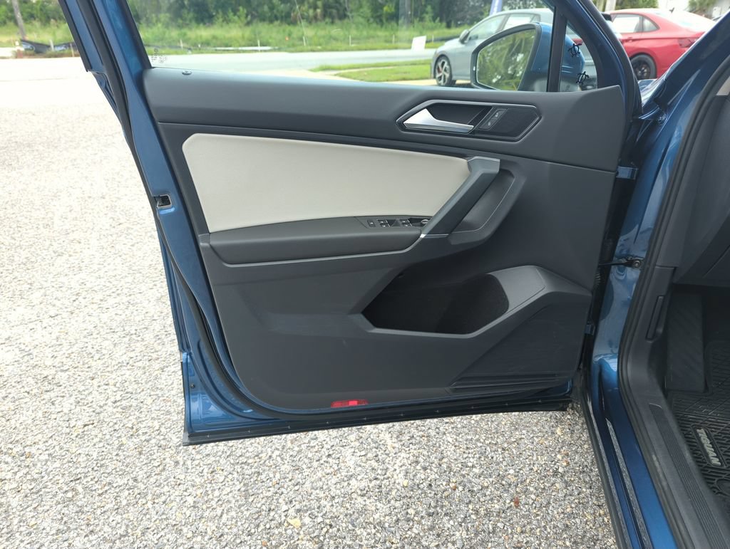 Used 2018 Volkswagen Tiguan SE w/ Panoramic Sunroof Package FWD image 18