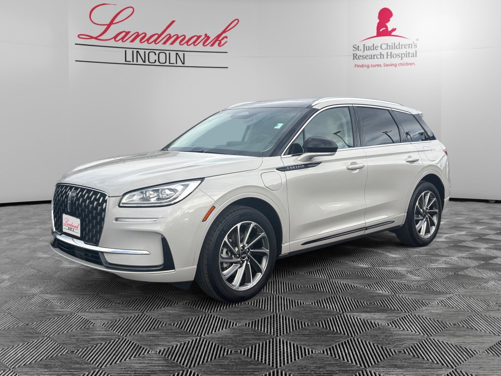 Used 2024 Lincoln Corsair Grand Touring image 1