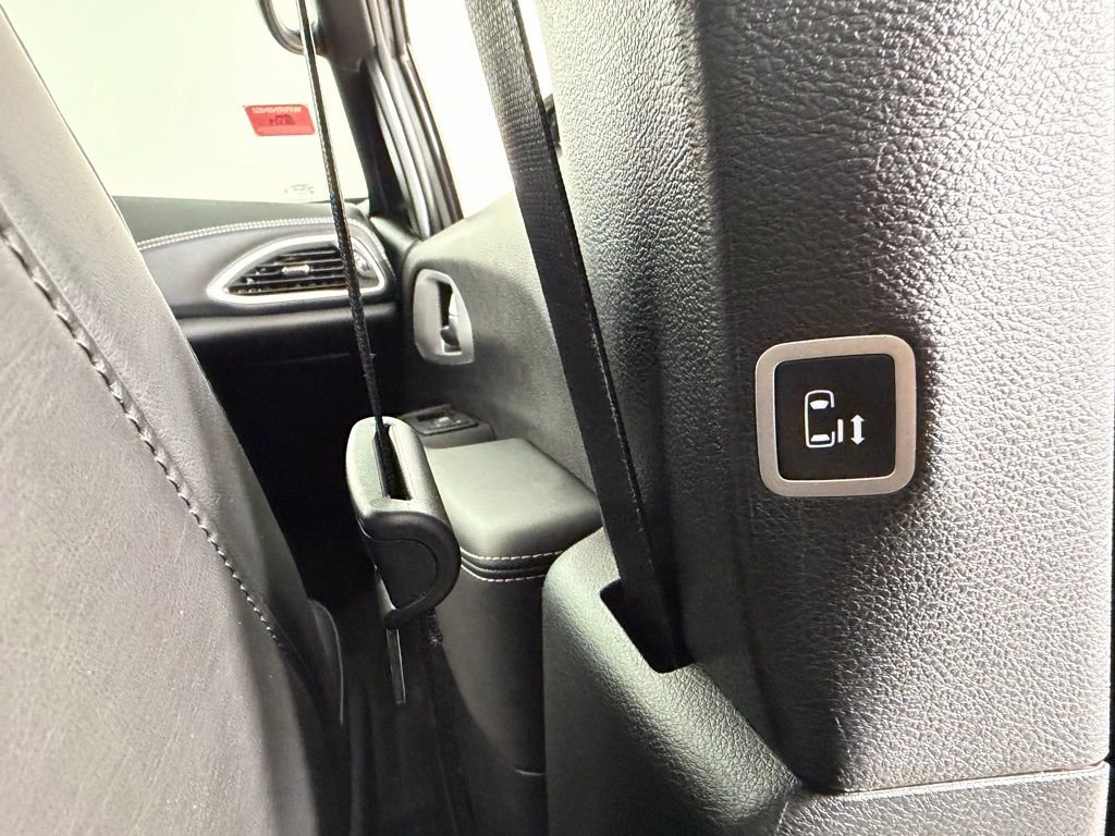 Used 2024 Chrysler Pacifica Select image 33