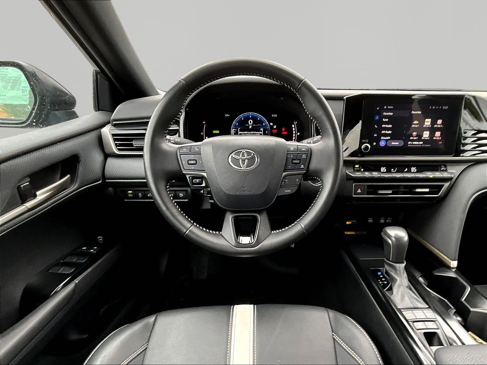 Used 2025 Toyota Camry SE FWD image 8