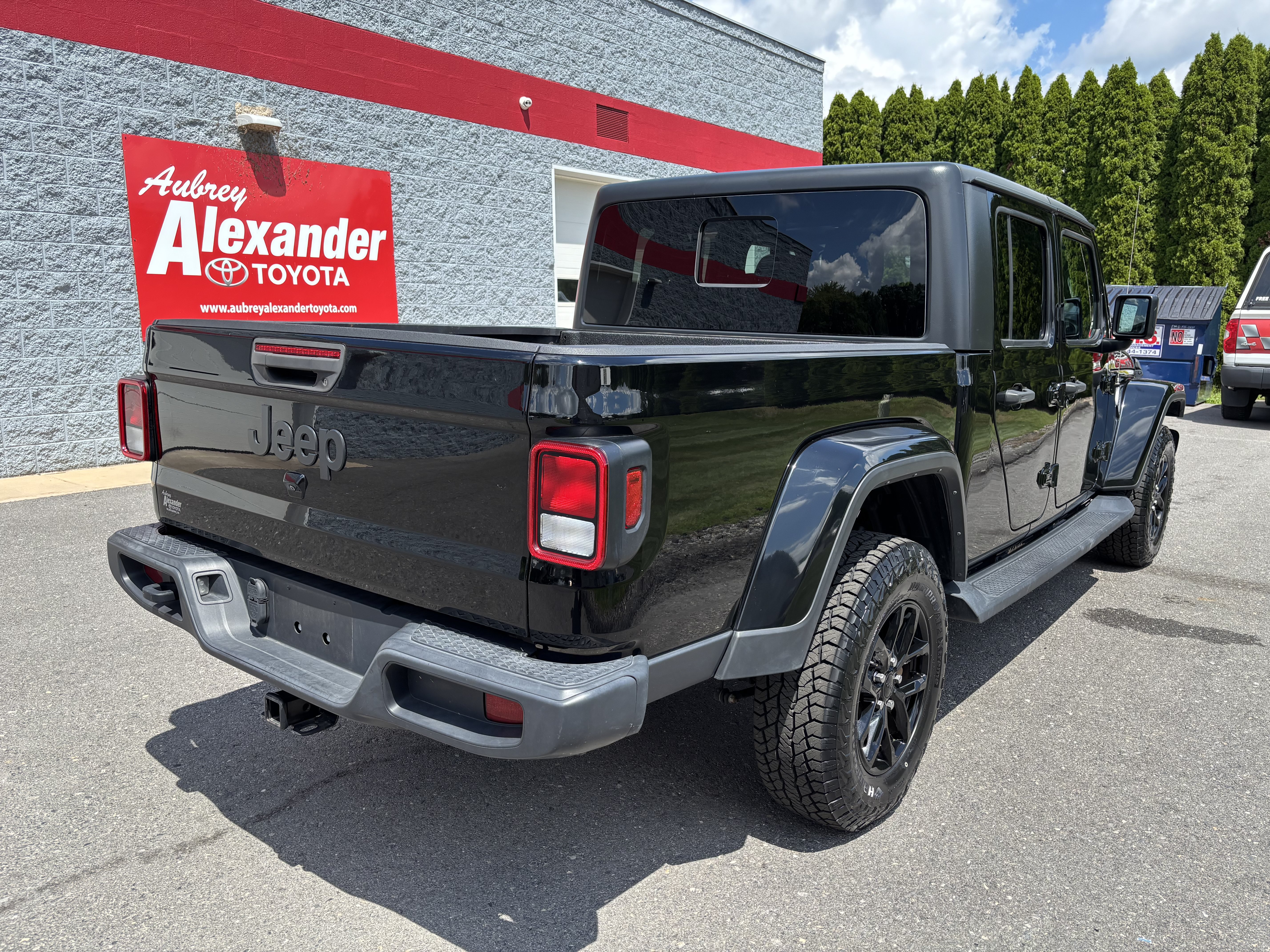 Used 2023 Jeep Gladiator Sport AWD/4WD image 3