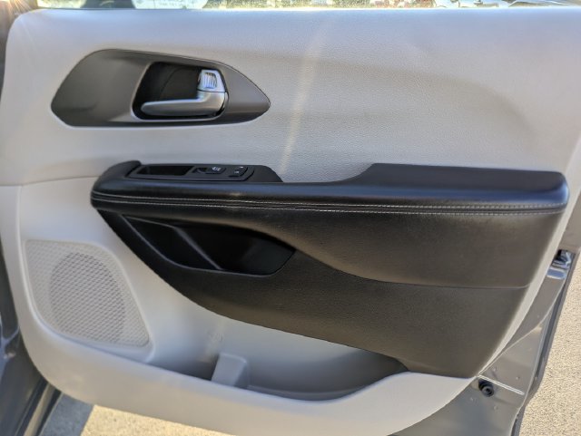 Used 2022 Chrysler Pacifica Touring-L FWD image 33