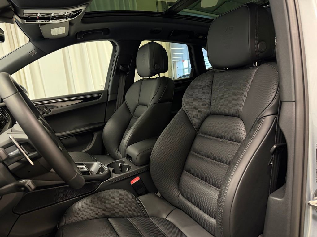 Certified 2026 Porsche Macan Turbo AWD/4WD image 5
