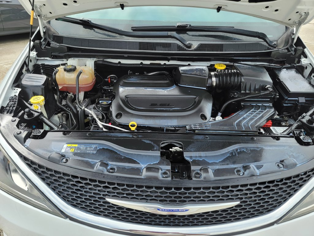 Used 2020 Chrysler Pacifica Touring-L Plus FWD image 9