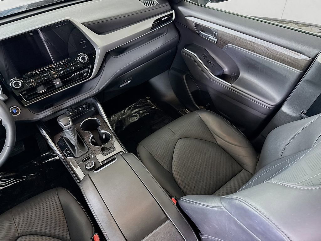 Certified 2021 Toyota Highlander Platinum image 28
