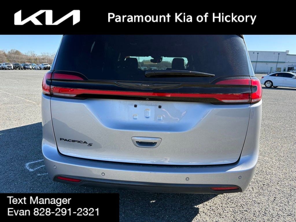 Used 2021 Chrysler Pacifica Touring-L w/ S Appearance Package image 4