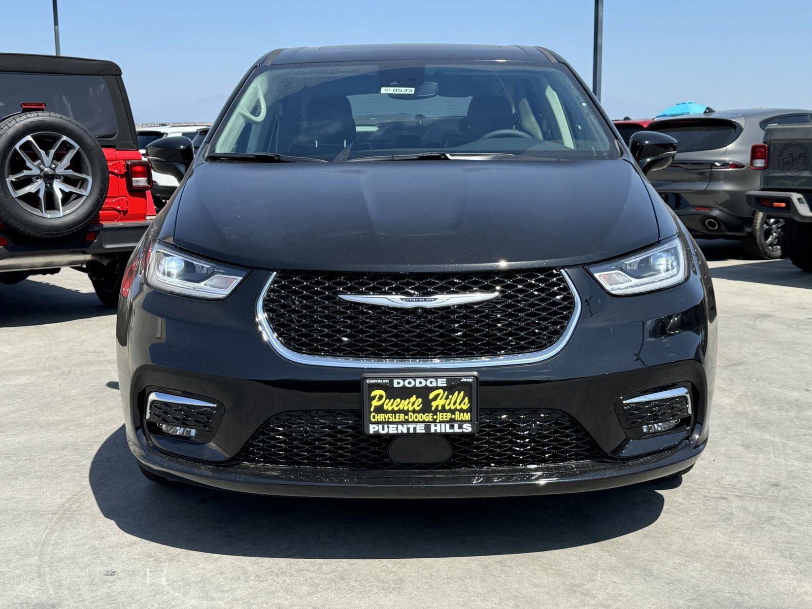 New 2024 Chrysler Pacifica Limited FWD image 2