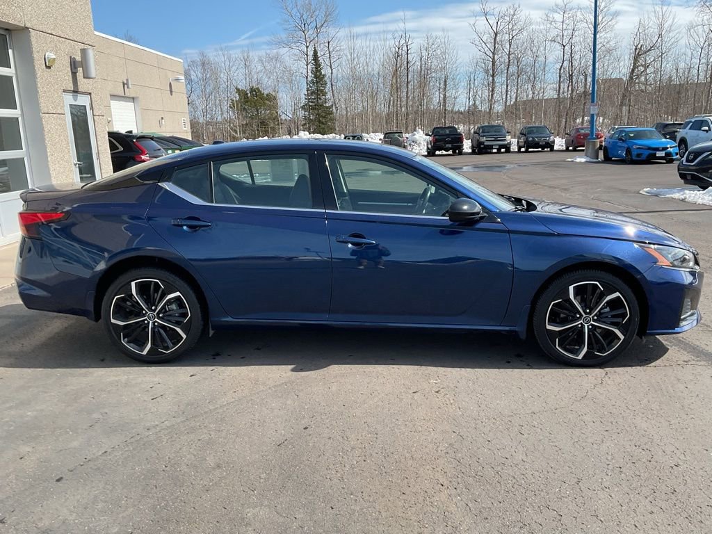 Used 2023 Nissan Altima 2.5 SR w/ SR Premium Package image 4