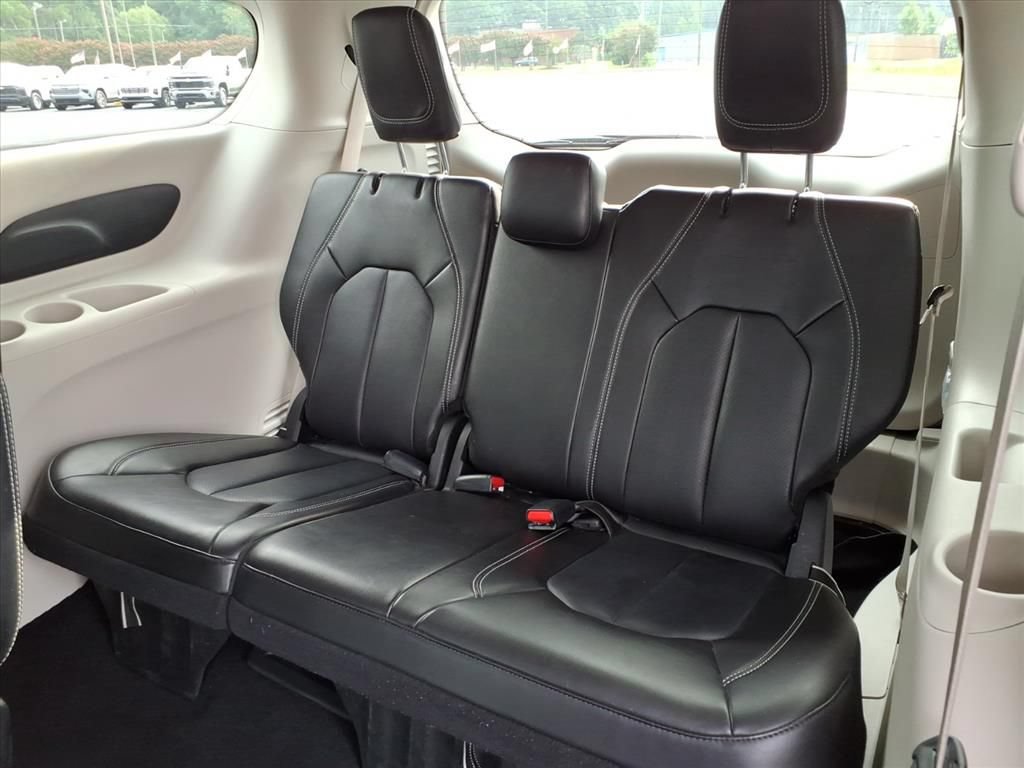 Used 2024 Chrysler Pacifica Touring-L FWD image 24