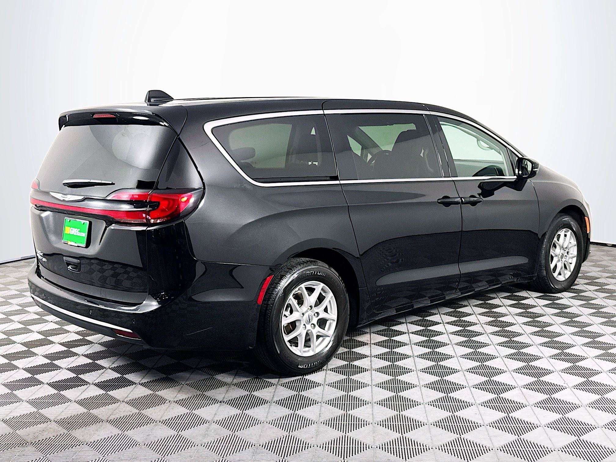 Used 2024 Chrysler Pacifica Touring-L FWD image 10