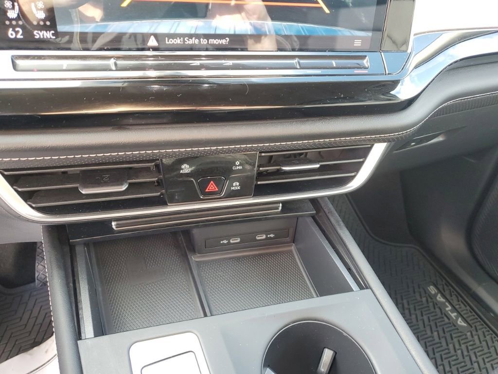 Used 2024 Volkswagen Atlas SE image 18