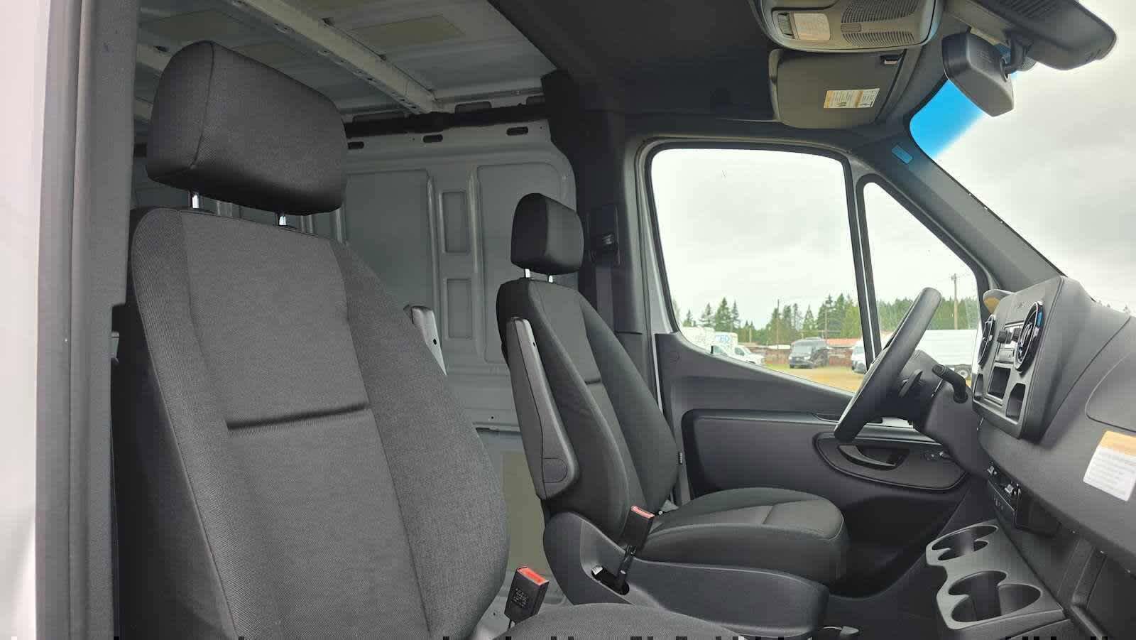 Used 2024 Mercedes-Benz Sprinter 4500 image 13