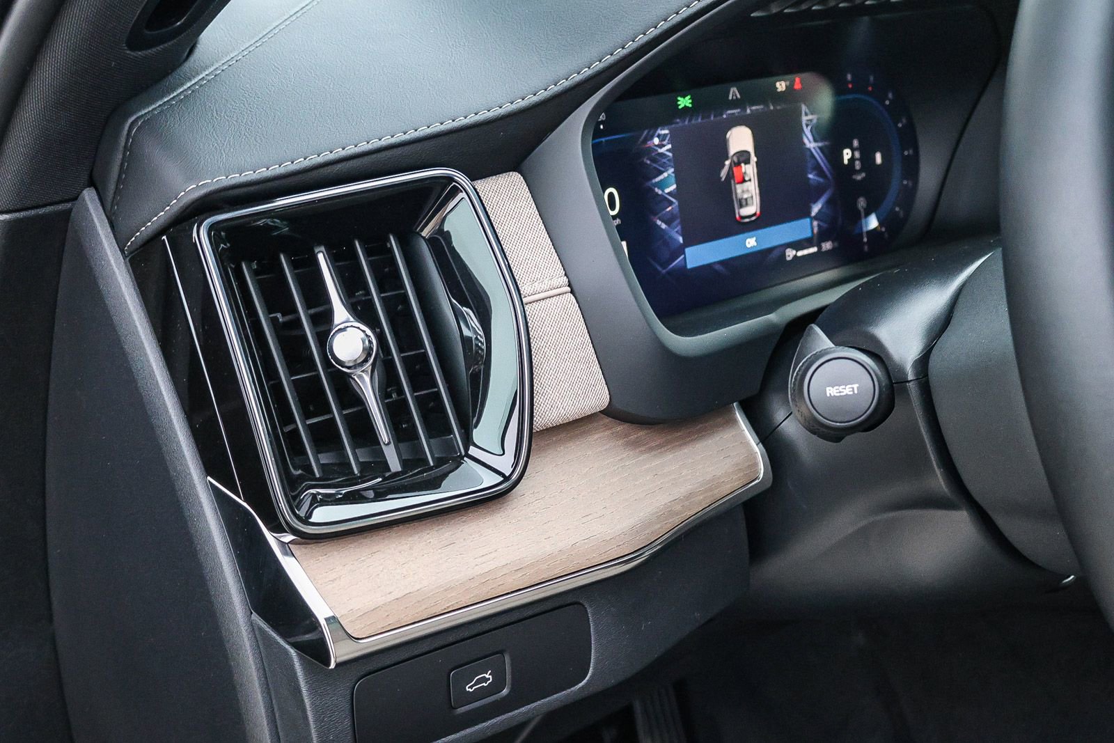 New 2025 Volvo XC90 B6 Core w/ Climate Package image 31