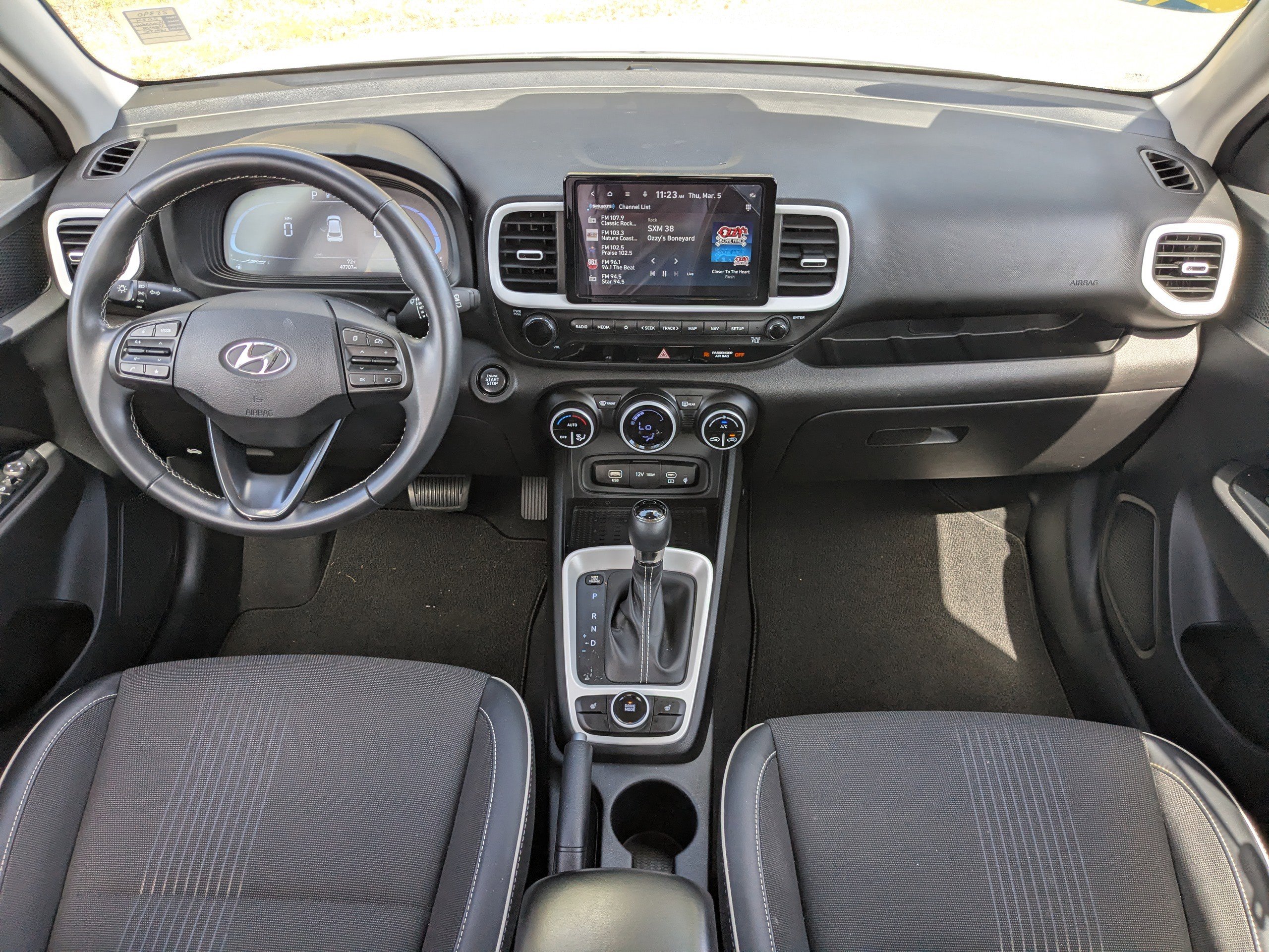 Used 2024 Hyundai Venue Limited image 14