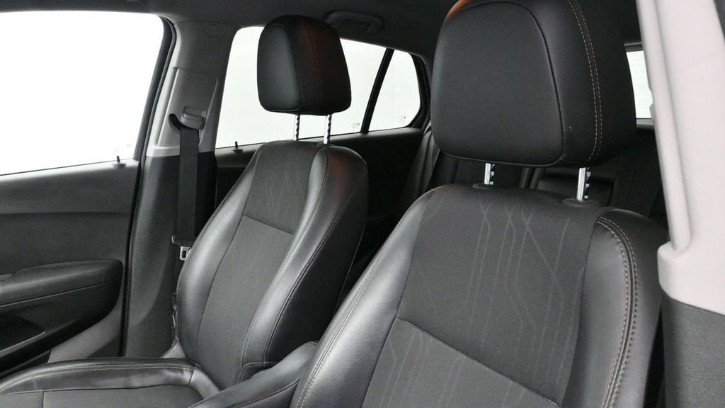 Used 2017 Chevrolet Trax LT w/ LT Convenience Package FWD image 10