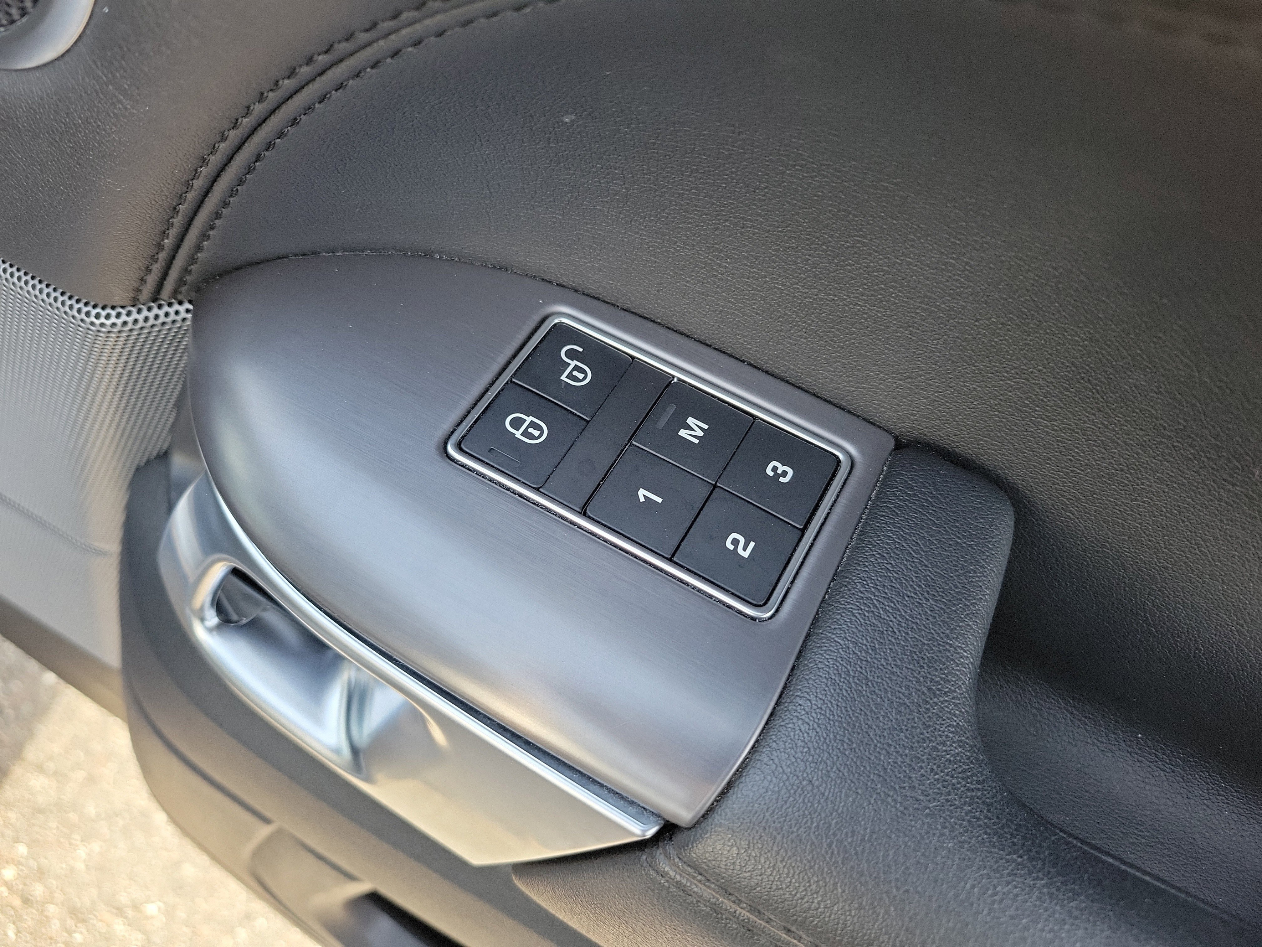 Used 2020 Land Rover Range Rover Sport SE image 11