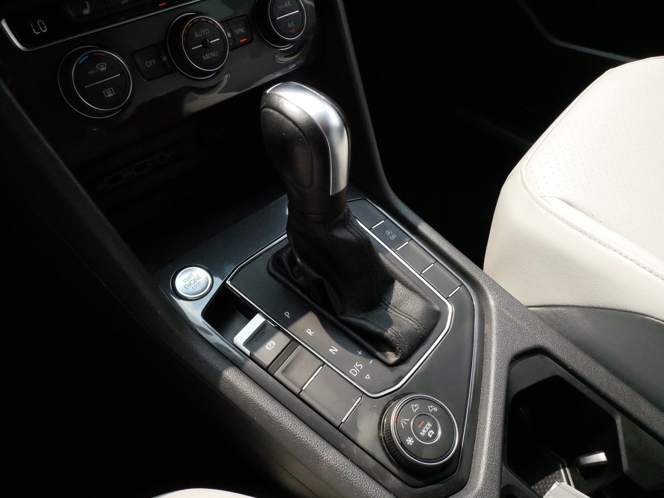 Used 2020 Volkswagen Tiguan SE AWD/4WD image 24