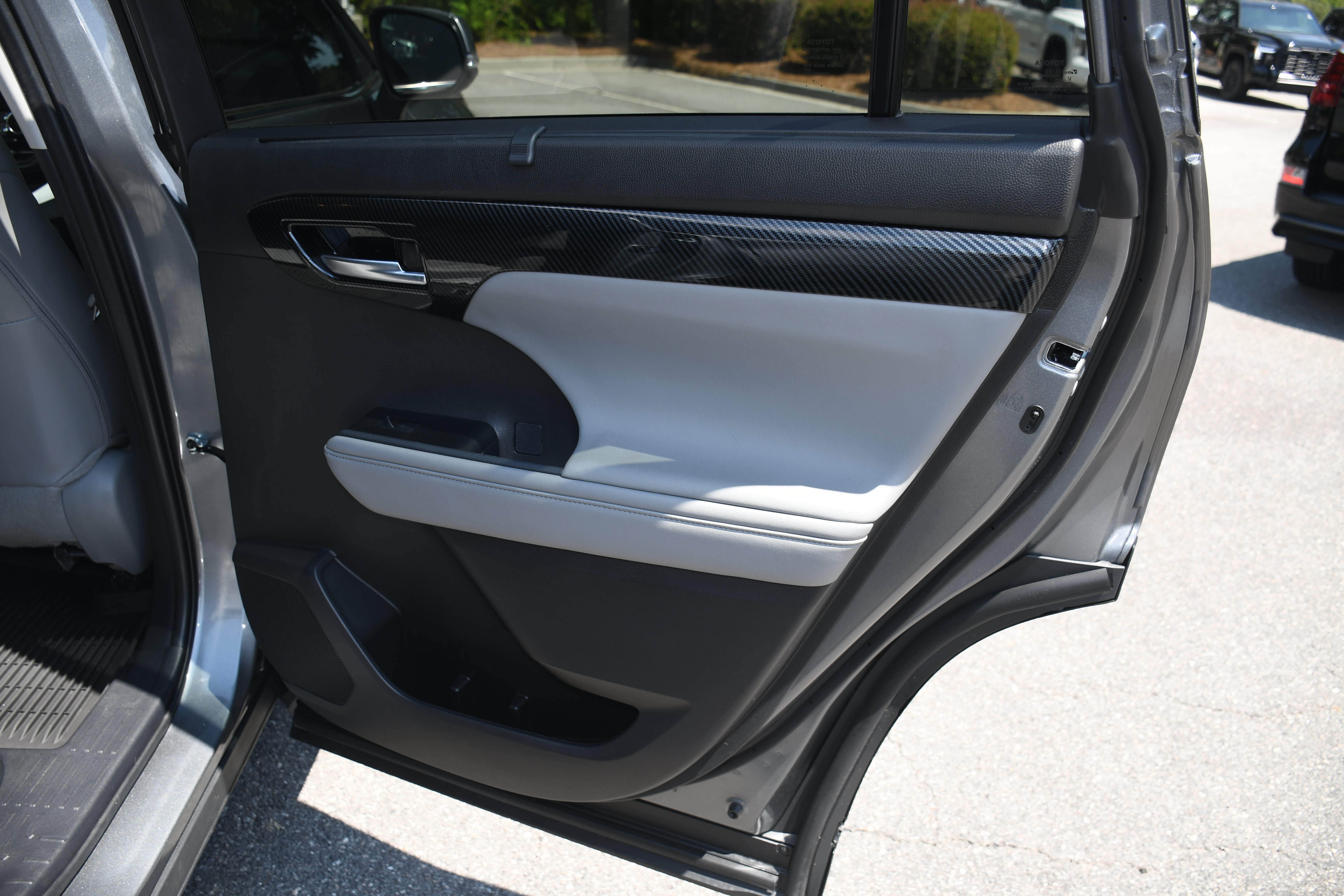 Used 2025 Toyota Highlander XLE AWD/4WD image 20