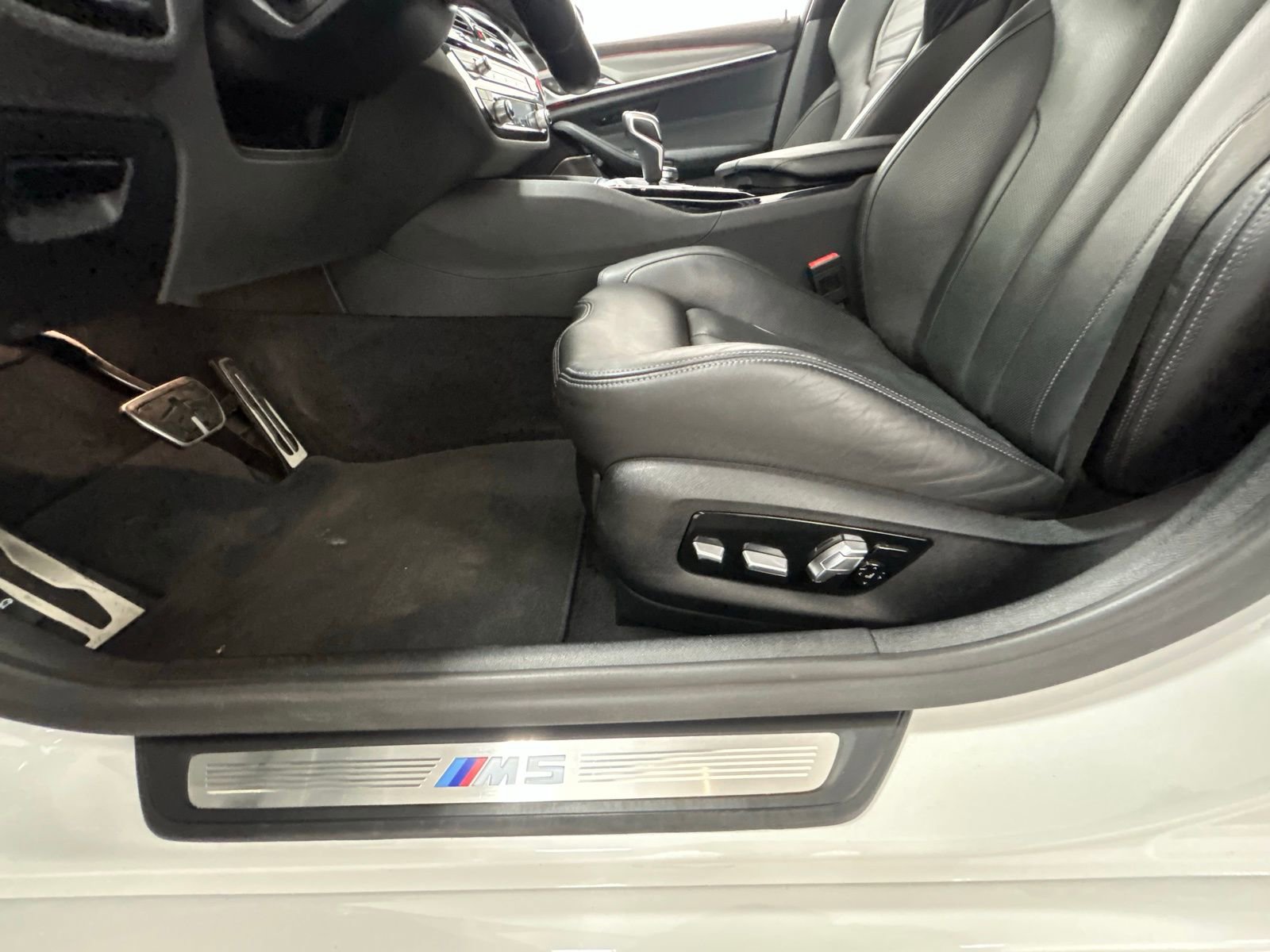 Used 2023 BMW M5 w/ Executive Package image 33
