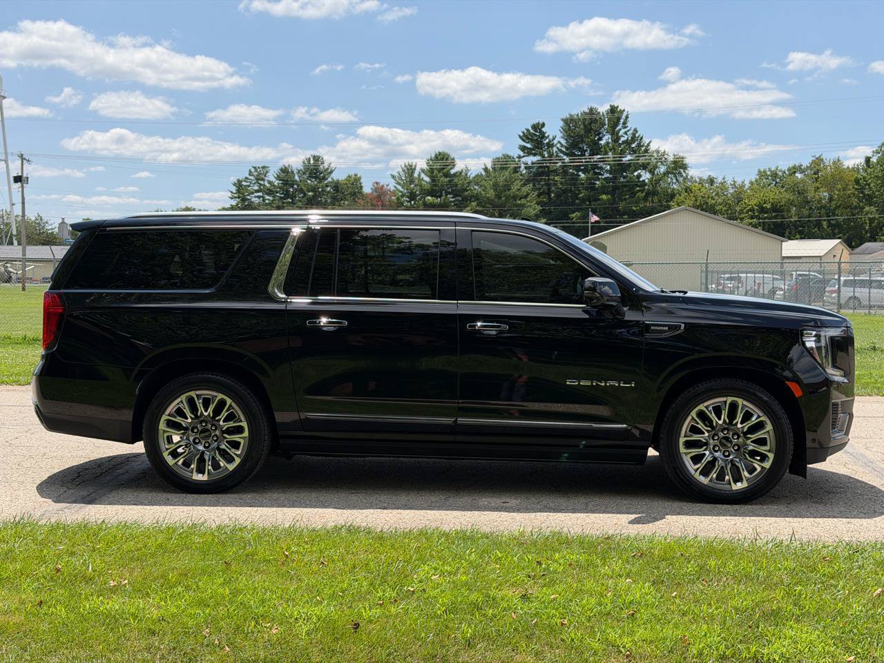 Used 2023 GMC Yukon XL Denali Ultimate AWD/4WD image 7