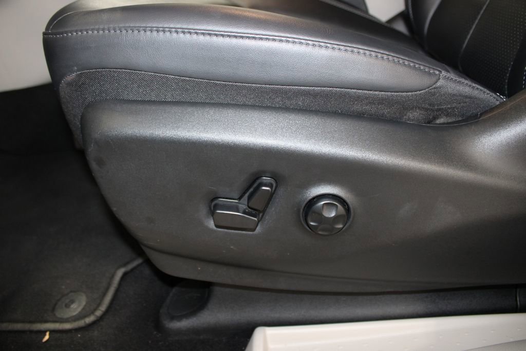 Used 2024 Chrysler Pacifica Touring-L image 17