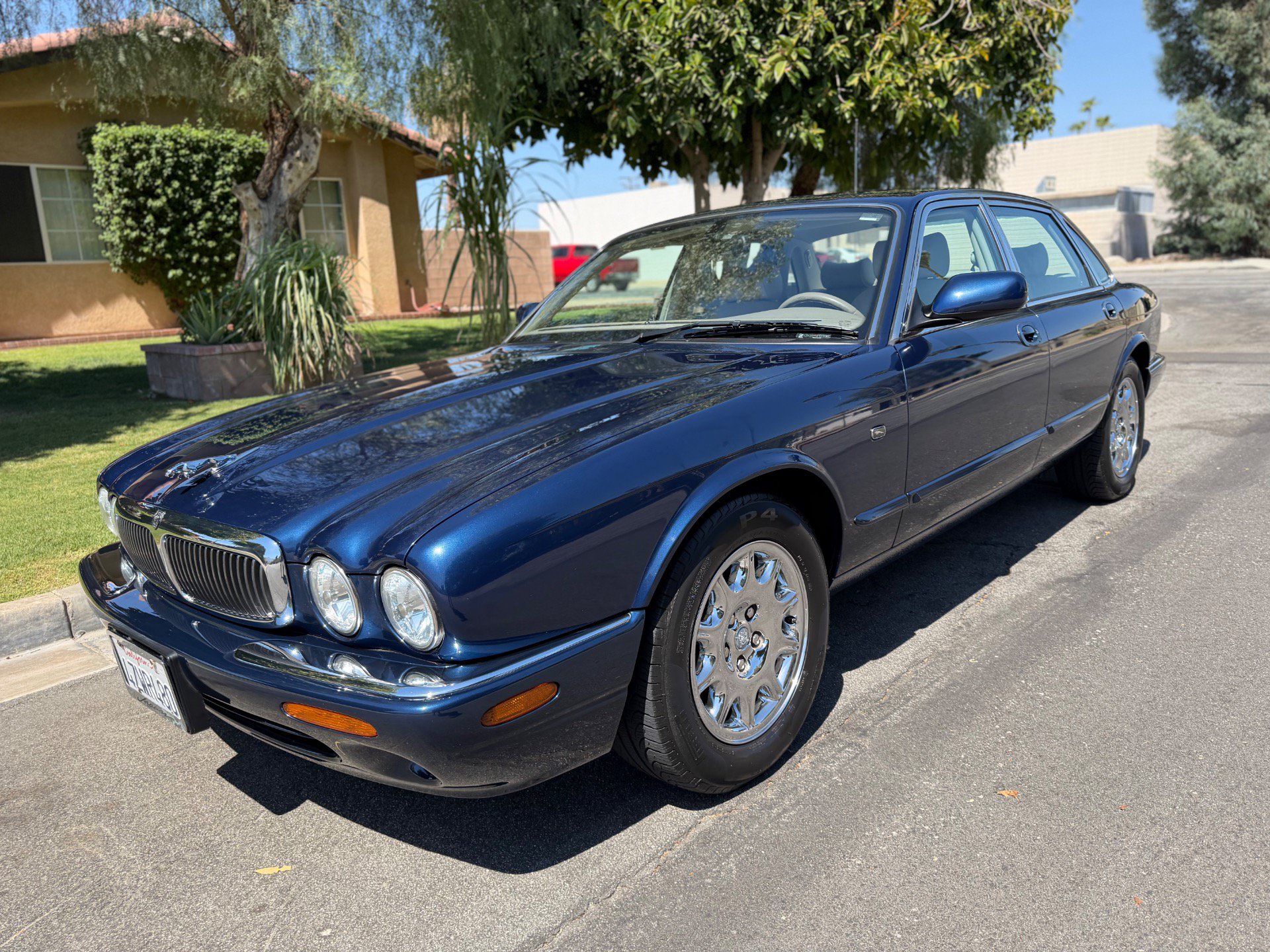 Used 2000 Jaguar XJ8 RWD image 2