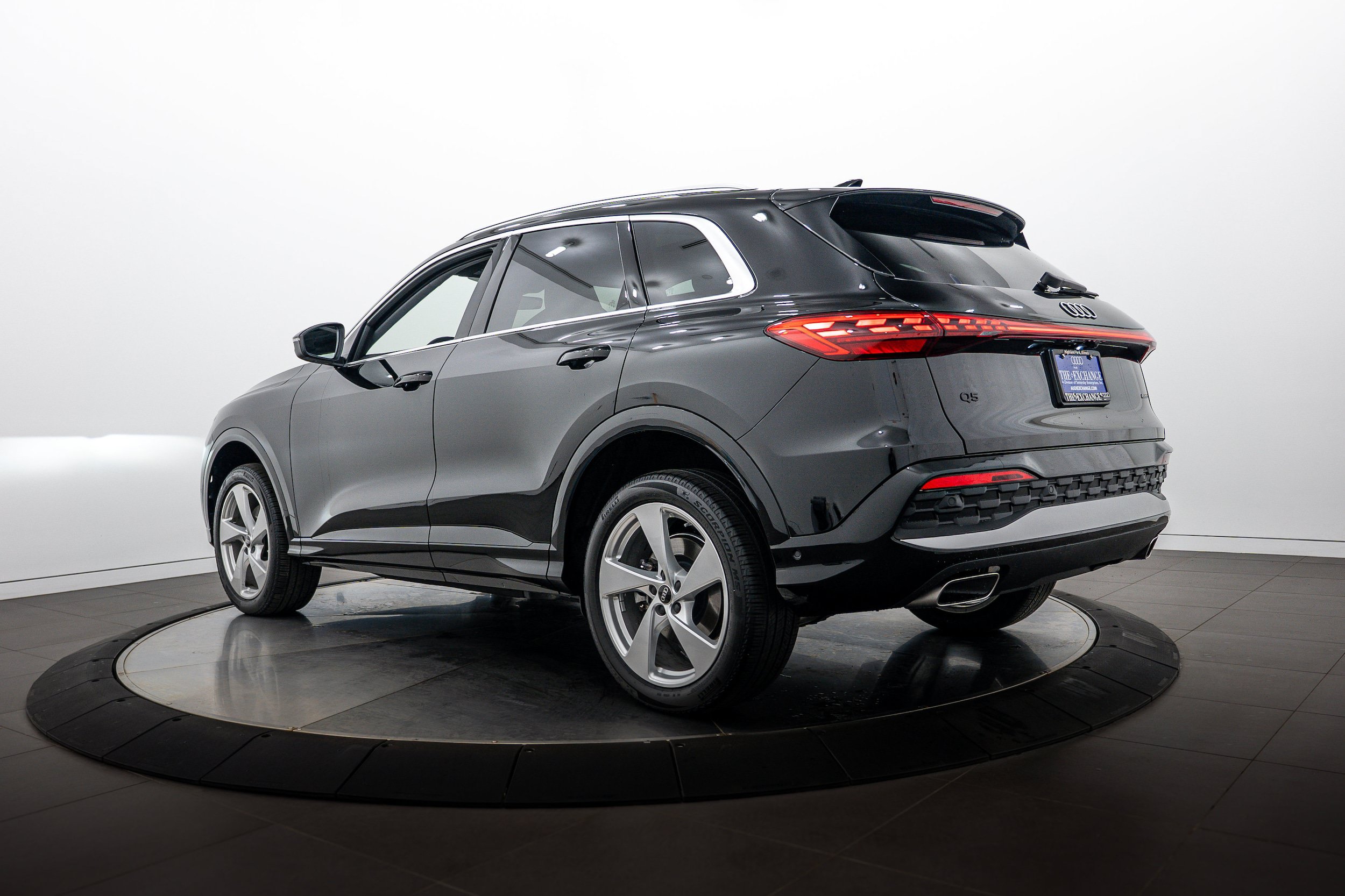 Used 2025 Audi Q5 Premium Plus w/ Premium Plus AWD/4WD image 5
