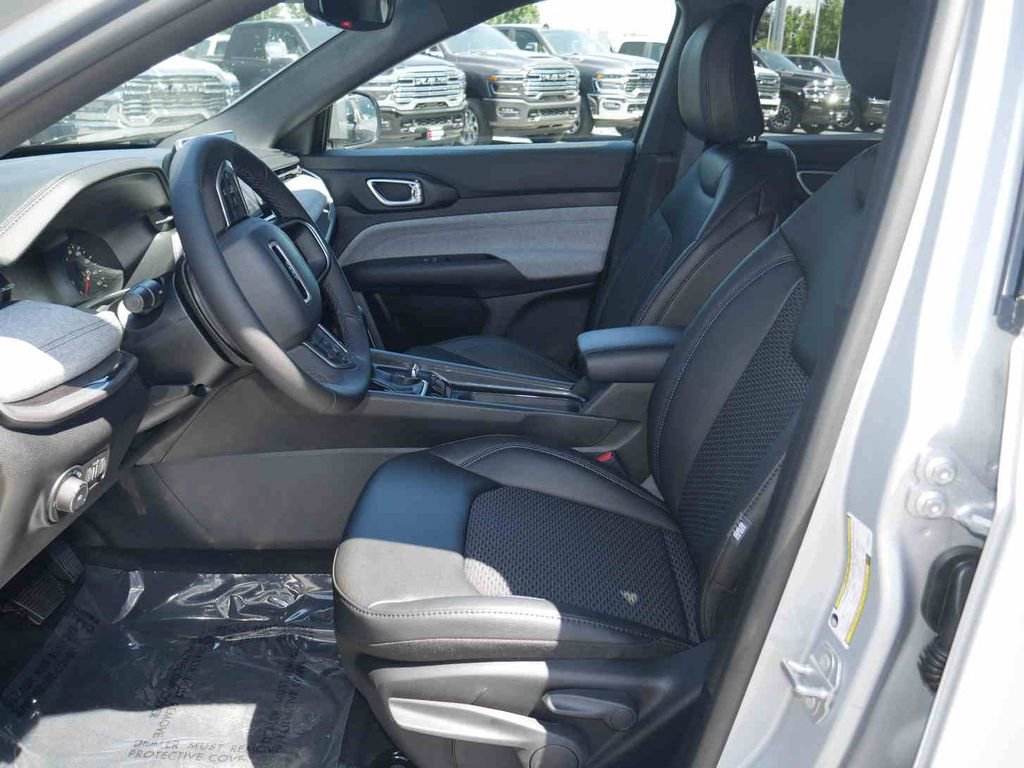 New 2025 Jeep Compass Latitude image 27