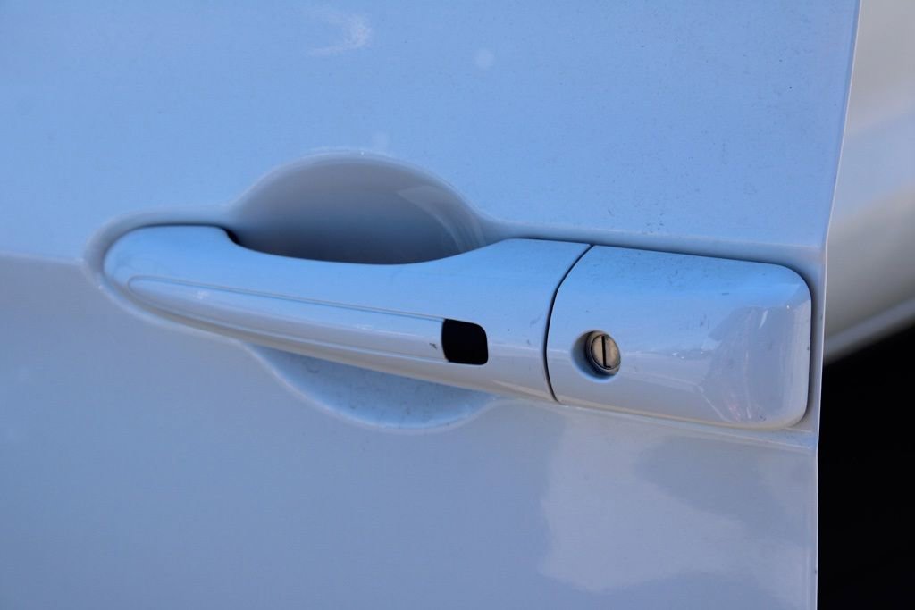 Used 2023 Chrysler Pacifica Touring-L image 14