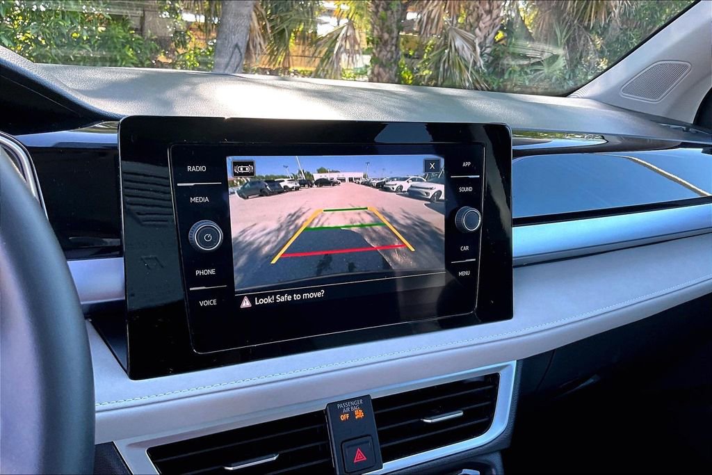 Certified 2025 Volkswagen Taos SE w/ Panoramic Sunroof Package image 27