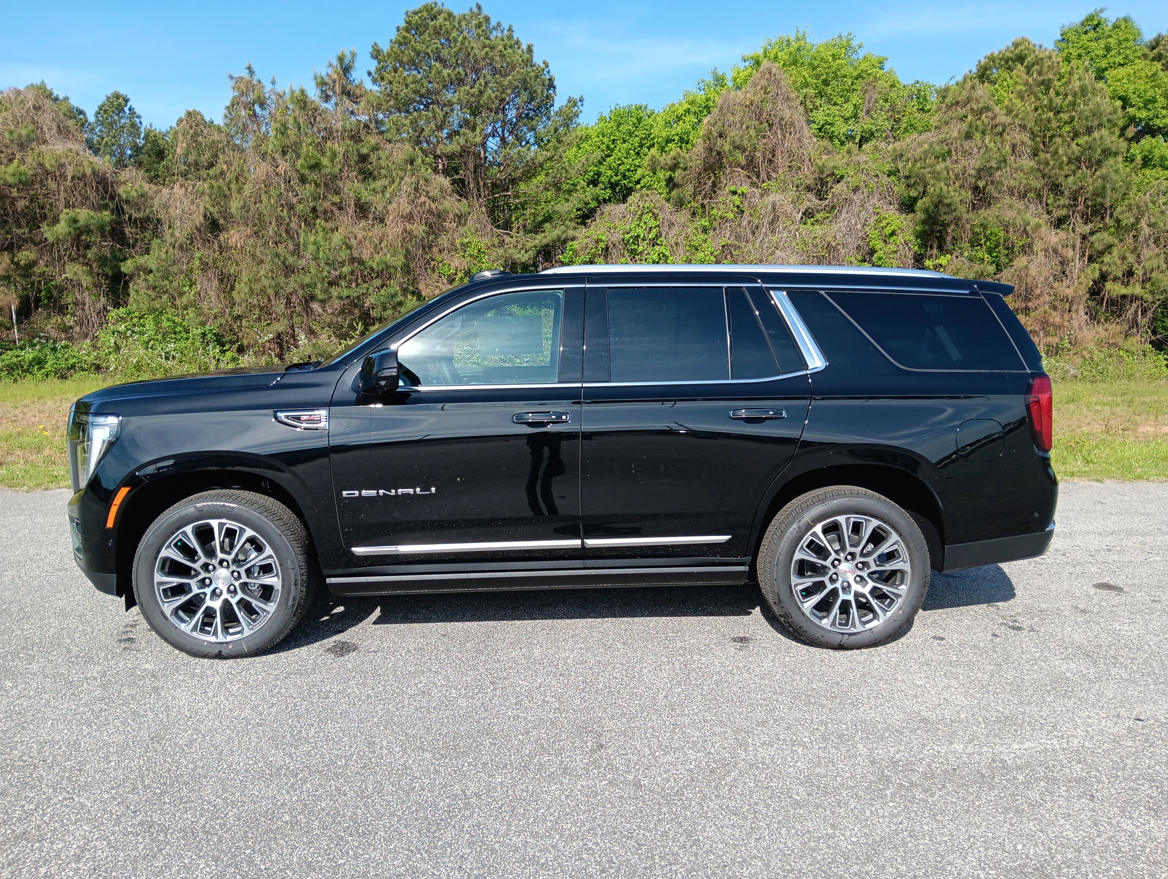 New 2026 GMC Yukon Denali w/ Denali Reserve Package AWD/4WD image 3