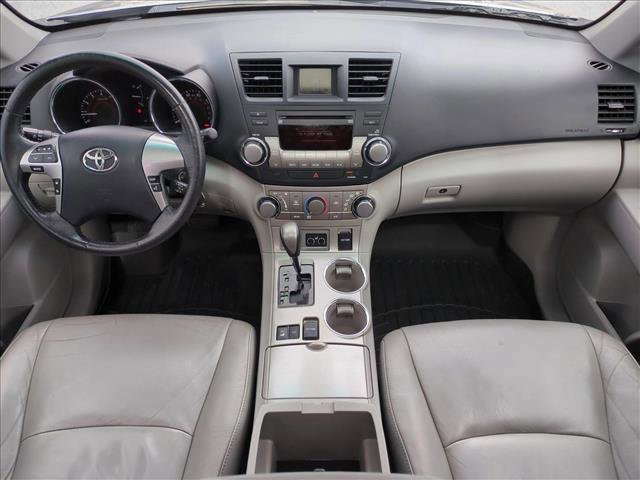Used 2011 Toyota Highlander SE w/ Tow Pkg image 14