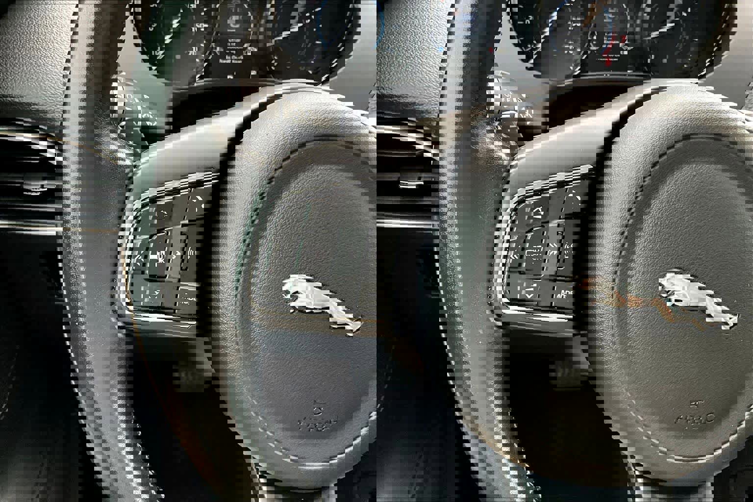 Used 2018 Jaguar F-PACE Premium image 23