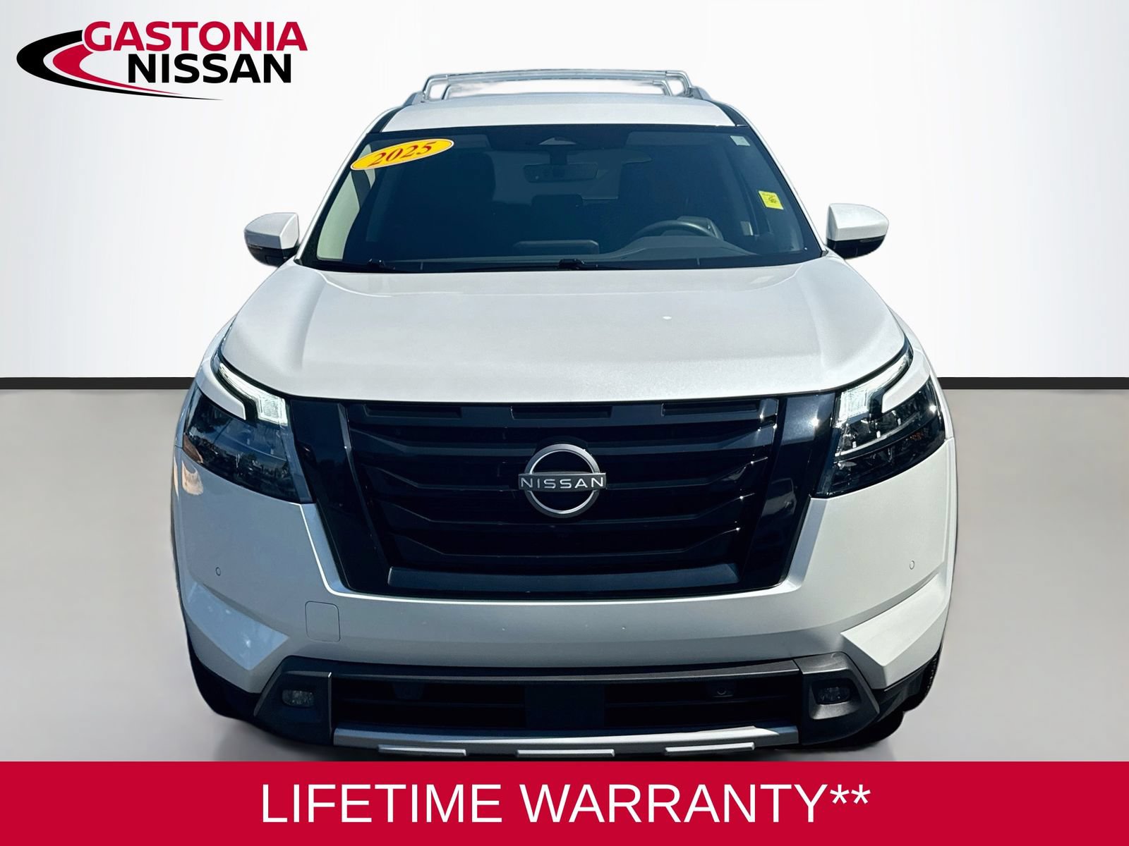 Used 2025 Nissan Pathfinder SL w/ Black Appearance Package FWD image 2