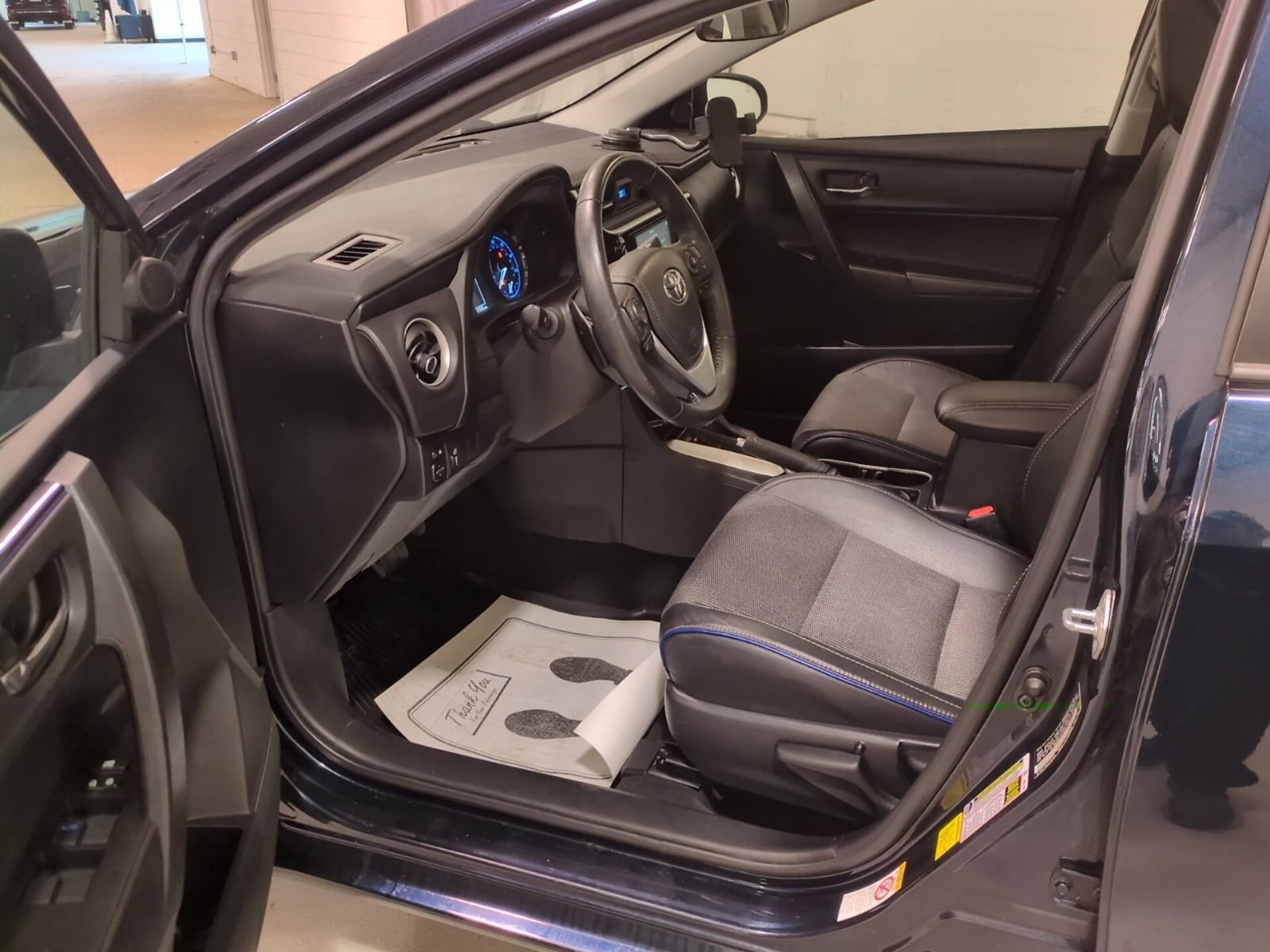 Used 2017 Toyota Corolla SE w/ SE Premium Package image 16