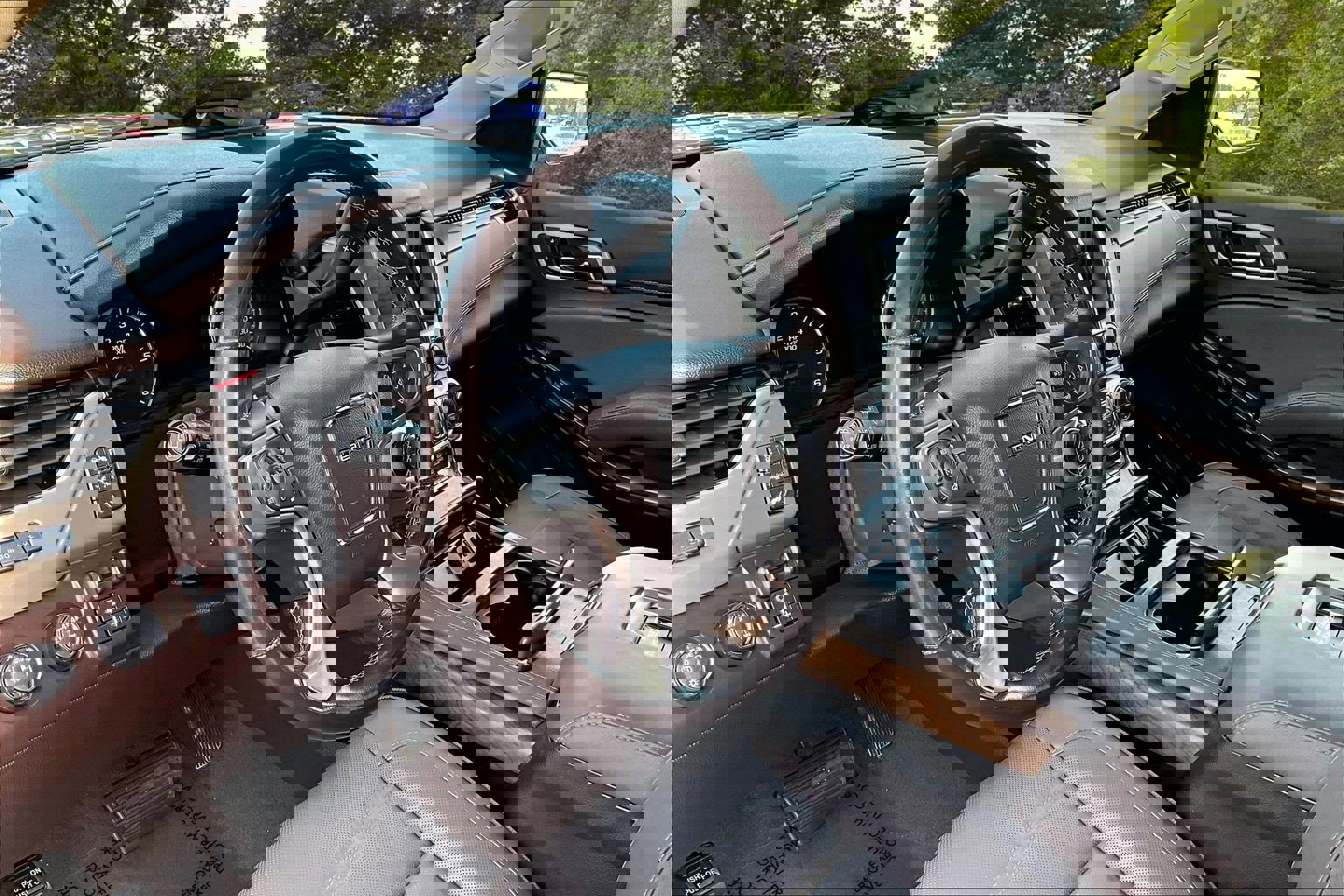 Used 2020 GMC Yukon Denali w/ Denali Premium Package image 18