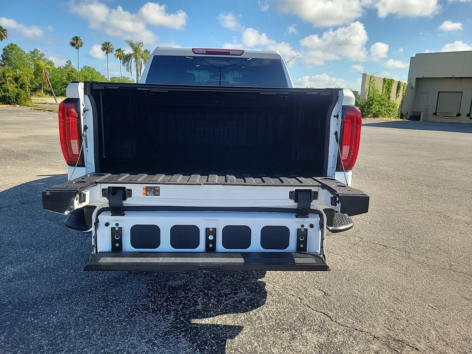 Used 2023 GMC Sierra 1500 SLT w/ SLT Premium Package AWD/4WD image 9