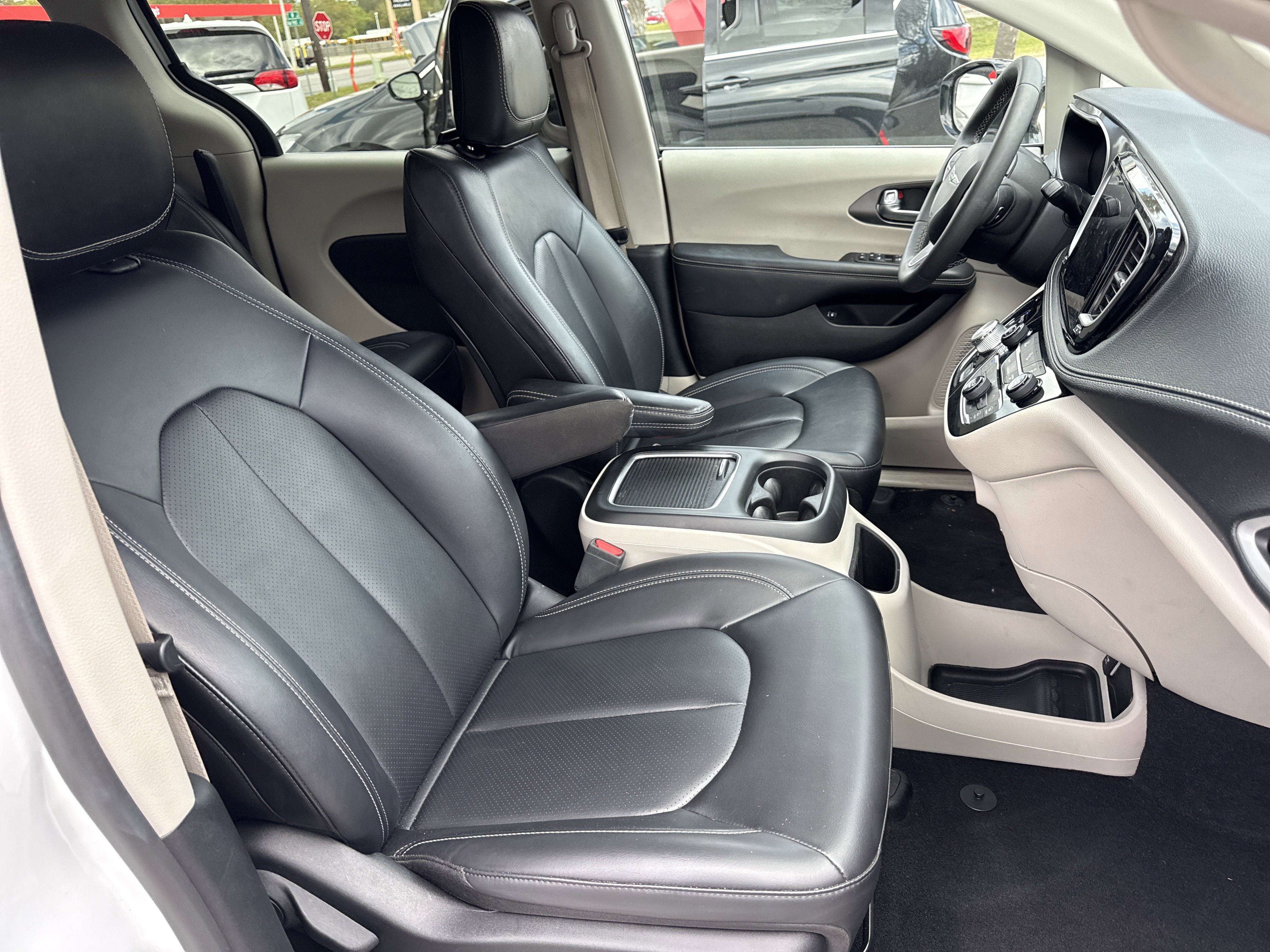 Used 2024 Chrysler Pacifica Select image 25