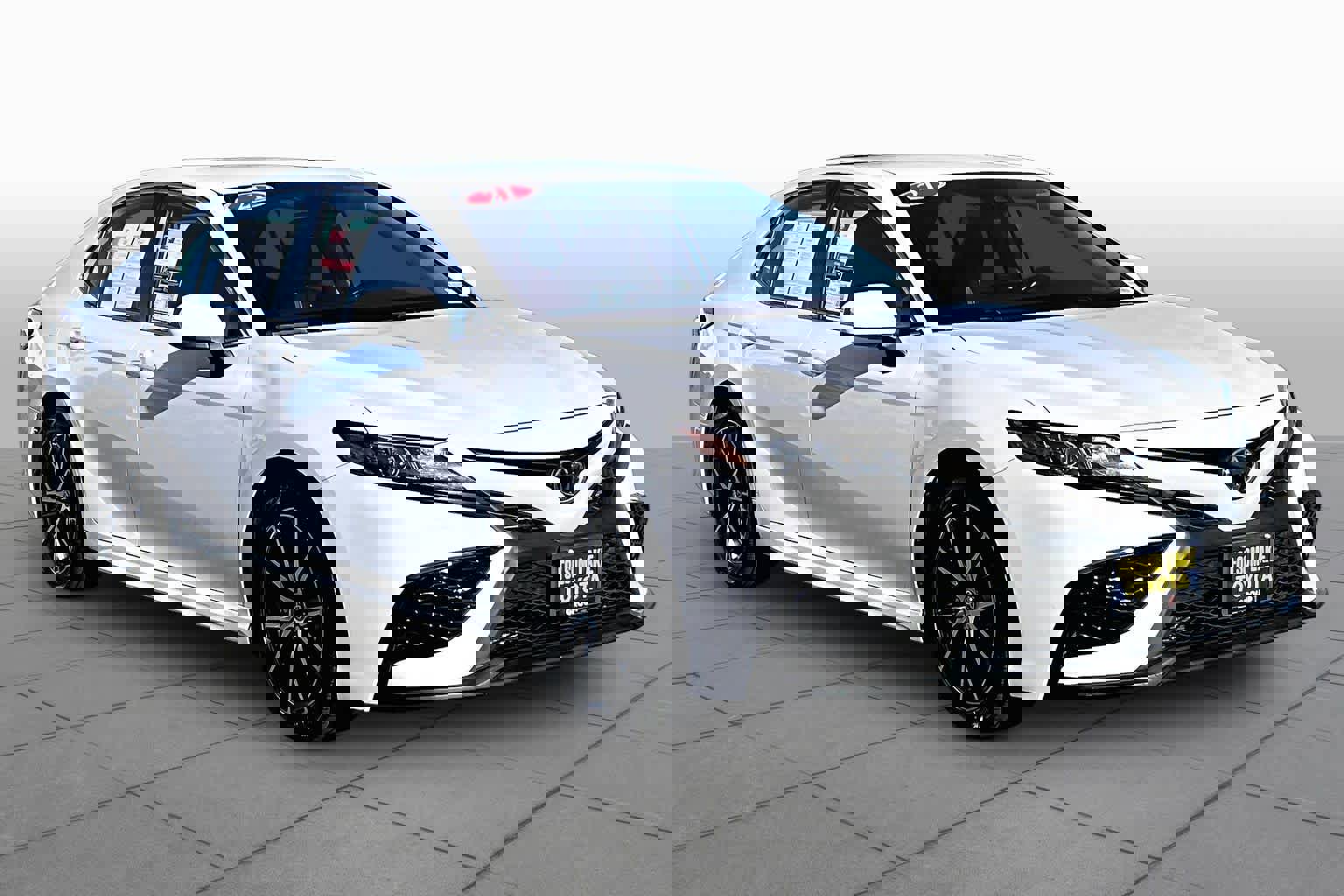 Used 2021 Toyota Camry SE image 2