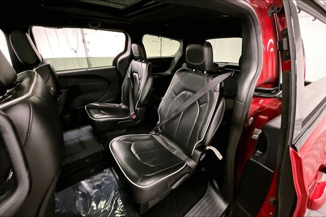 Used 2025 Chrysler Pacifica Limited image 23