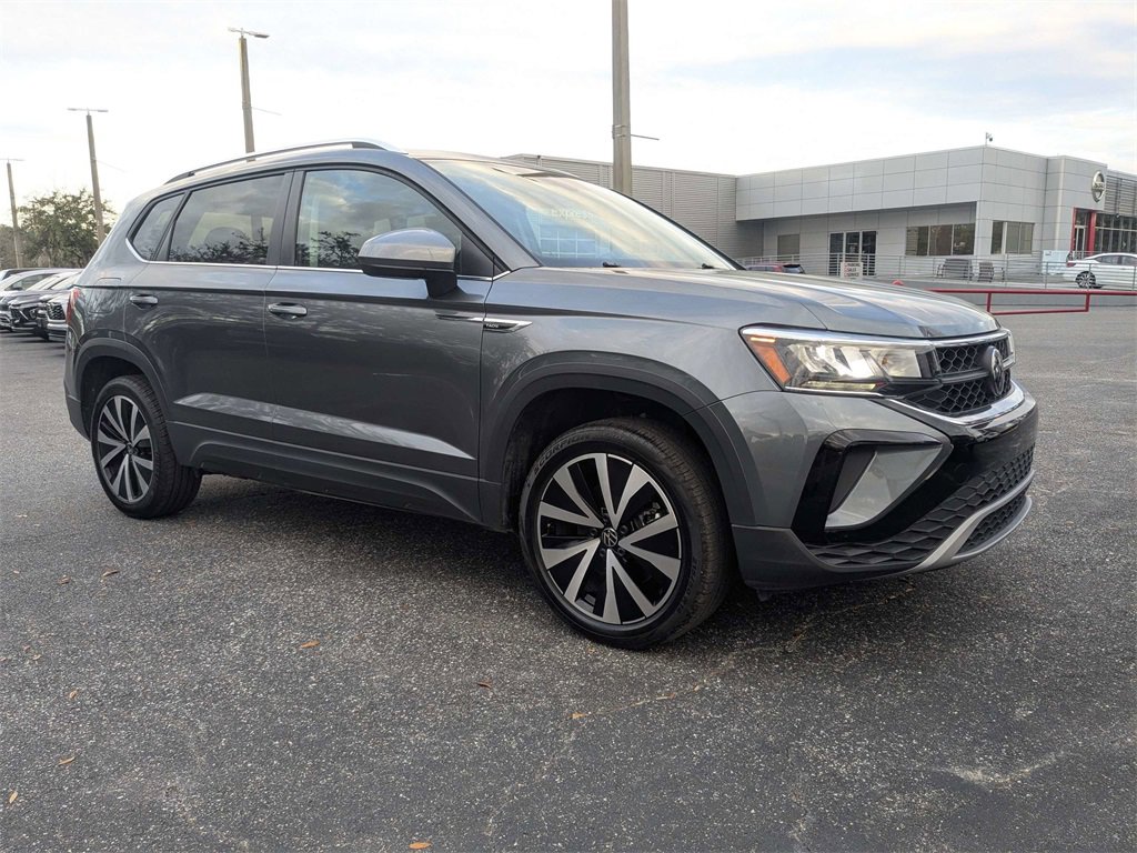 Used 2024 Volkswagen Taos SE image 2