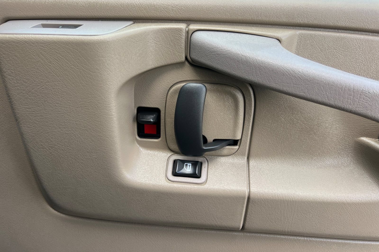 Used 2015 Chevrolet Express 4500 RWD image 19