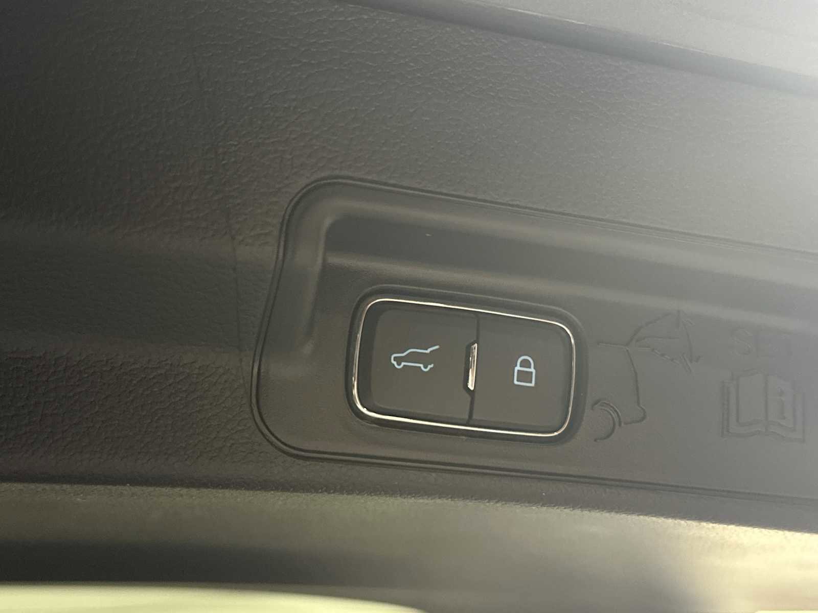 Used 2025 Ford Explorer Active w/ Active Comfort Package RWD image 21