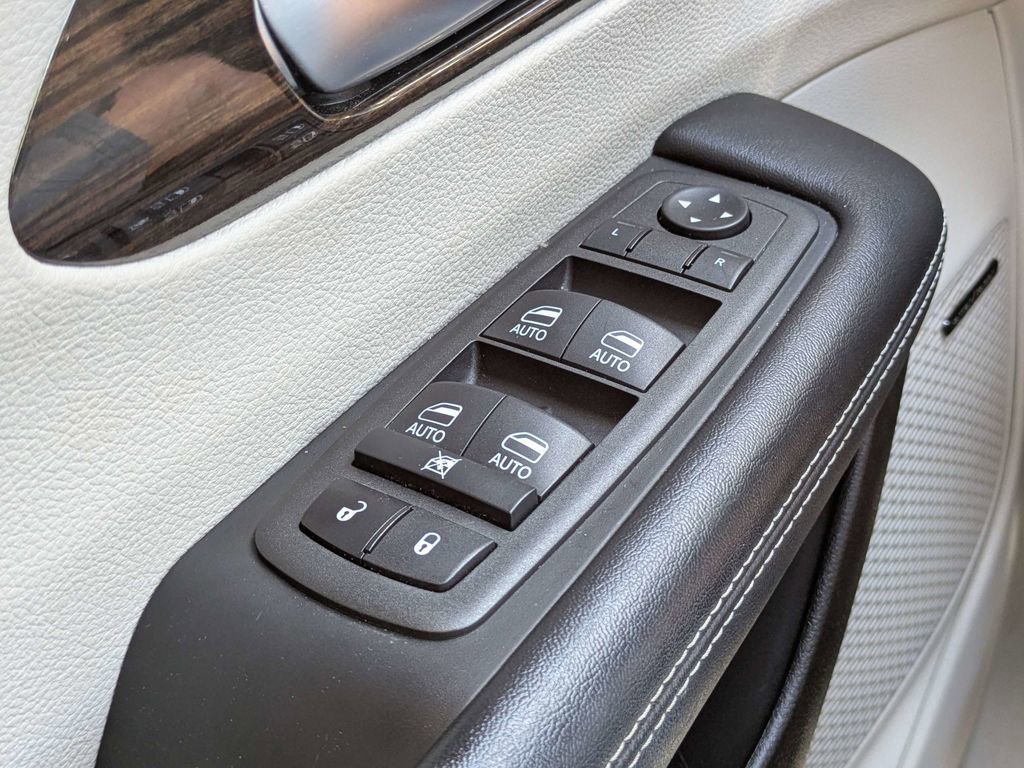Used 2022 Chrysler Pacifica Limited FWD image 31