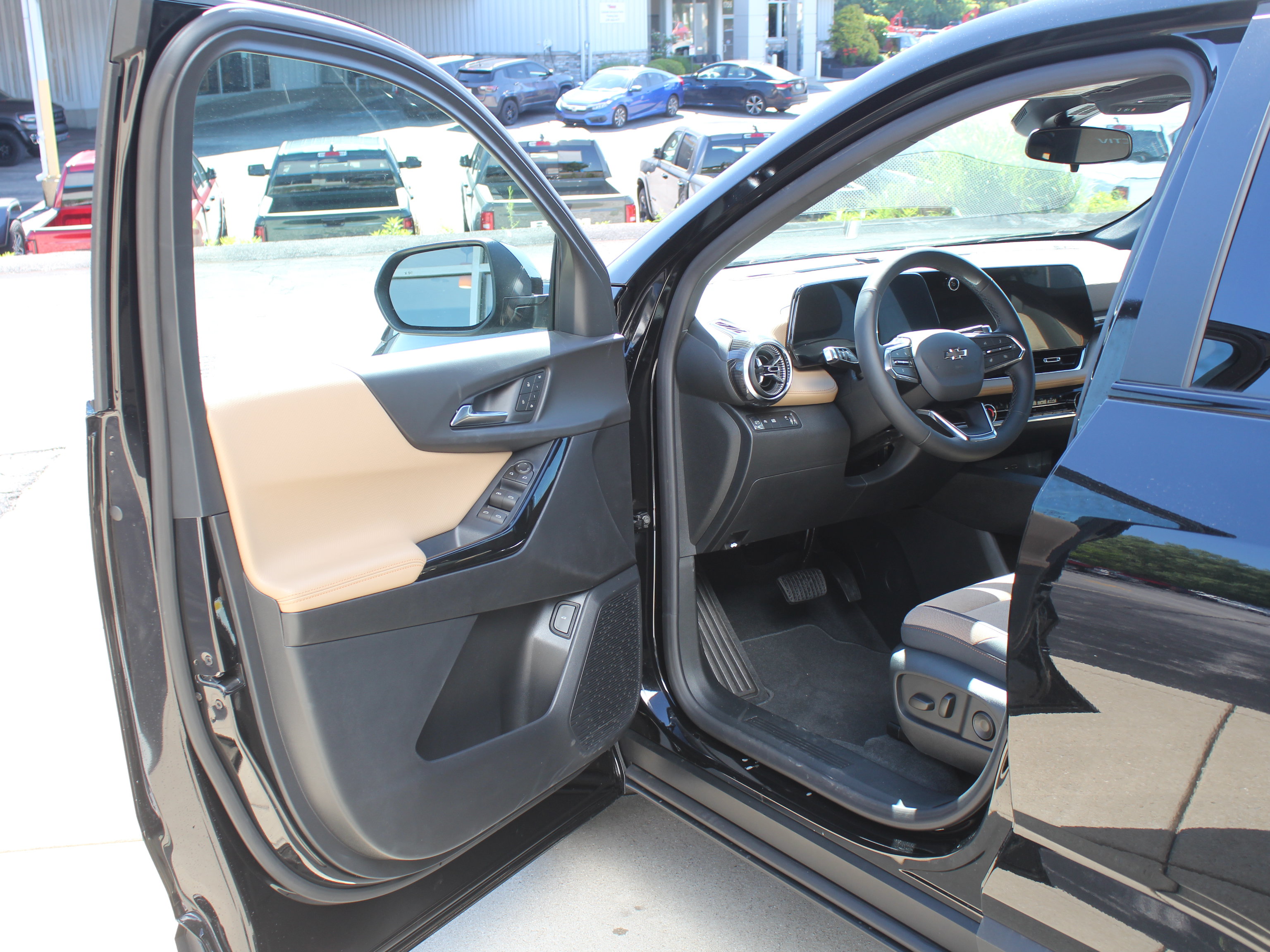 New 2026 Chevrolet Equinox ACTIV w/ Convenience Package III FWD image 8