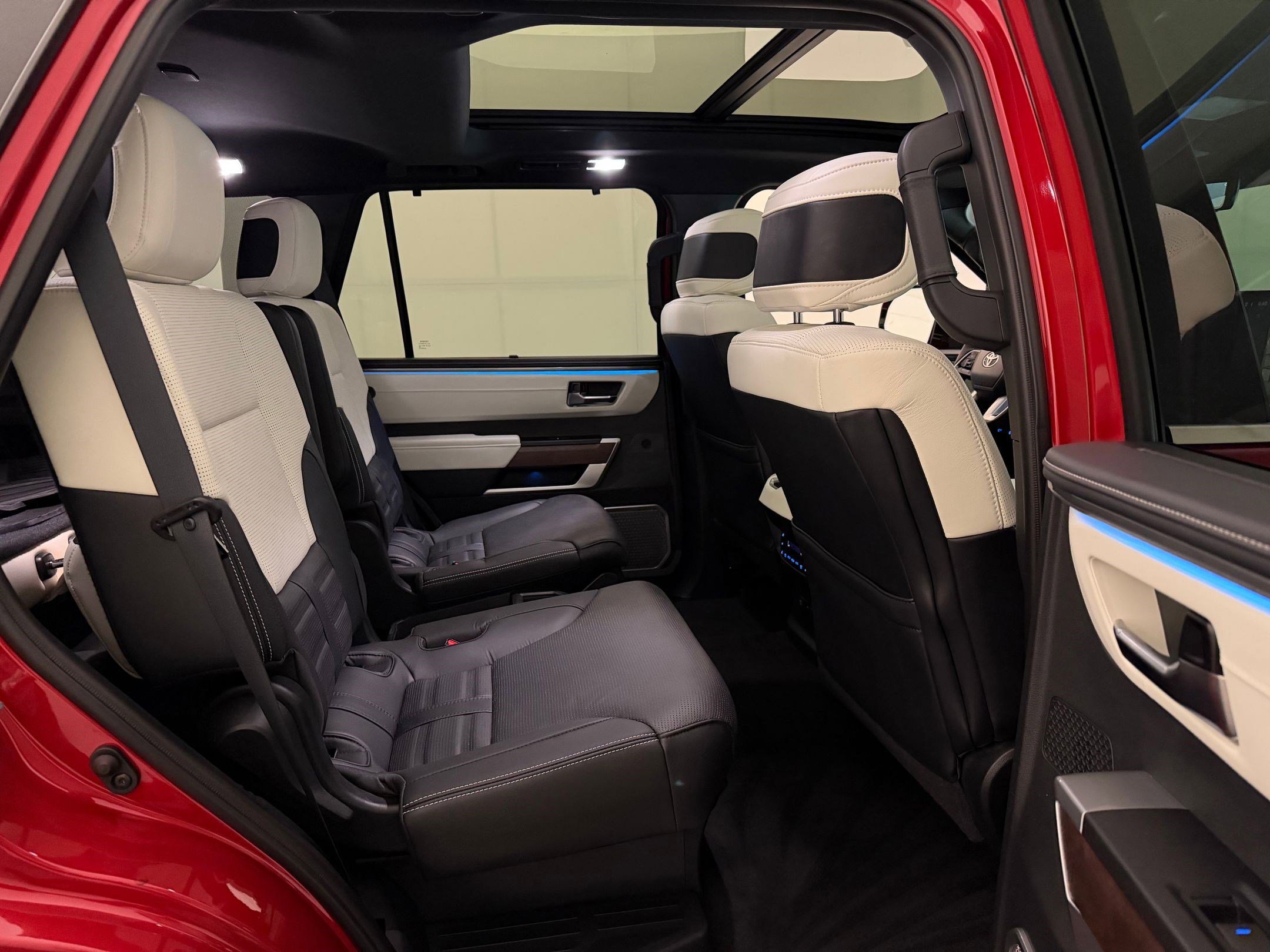 Used 2023 Toyota Sequoia Capstone AWD/4WD image 33