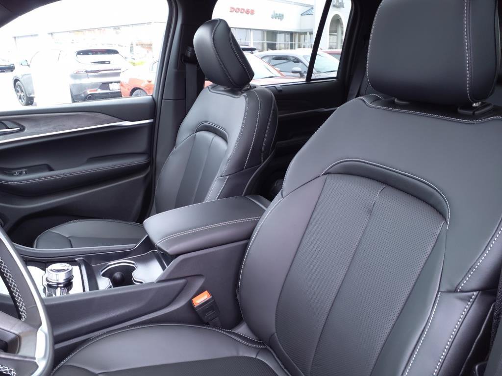 Certified 2025 Jeep Grand Cherokee Limited w/ Luxury Tech Group II AWD/4WD image 10